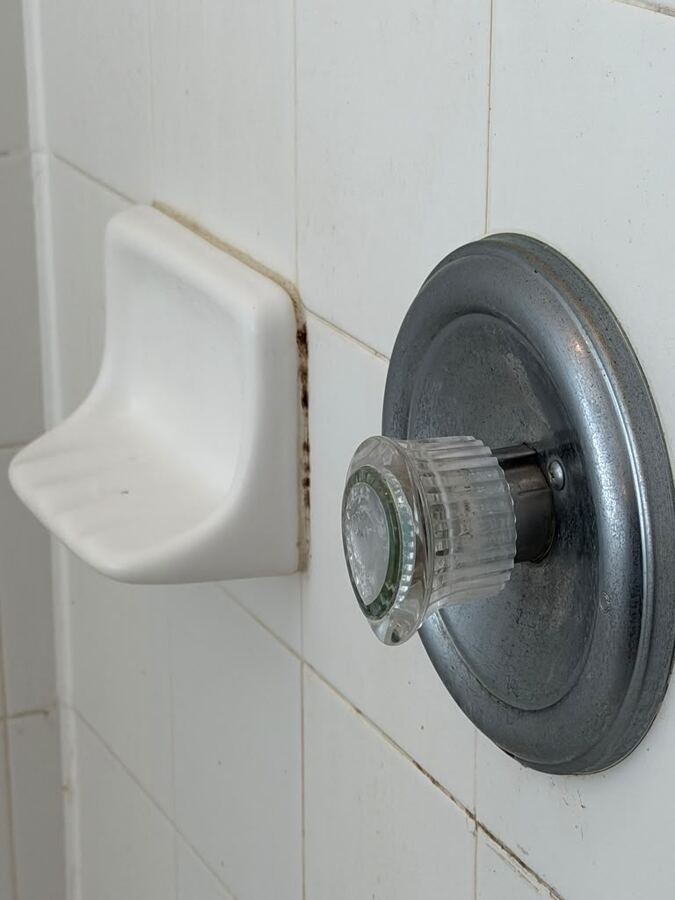 Fixture before Loopera Group cleaning